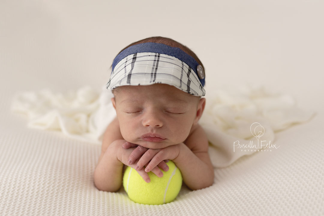 Bebê recém-nascido tenista