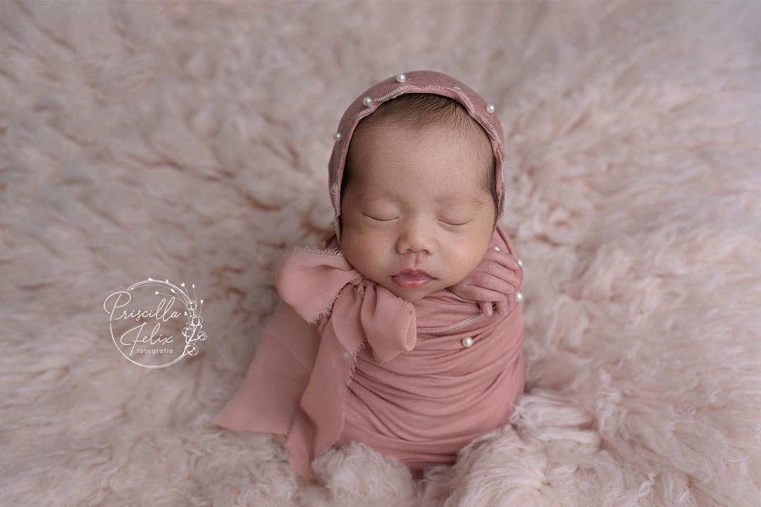fotografia newborn feita com todo cuidado e proteção que seu bebê precisa e merece com a fotógrafa de recém-nascido nascido Priscilla Felix