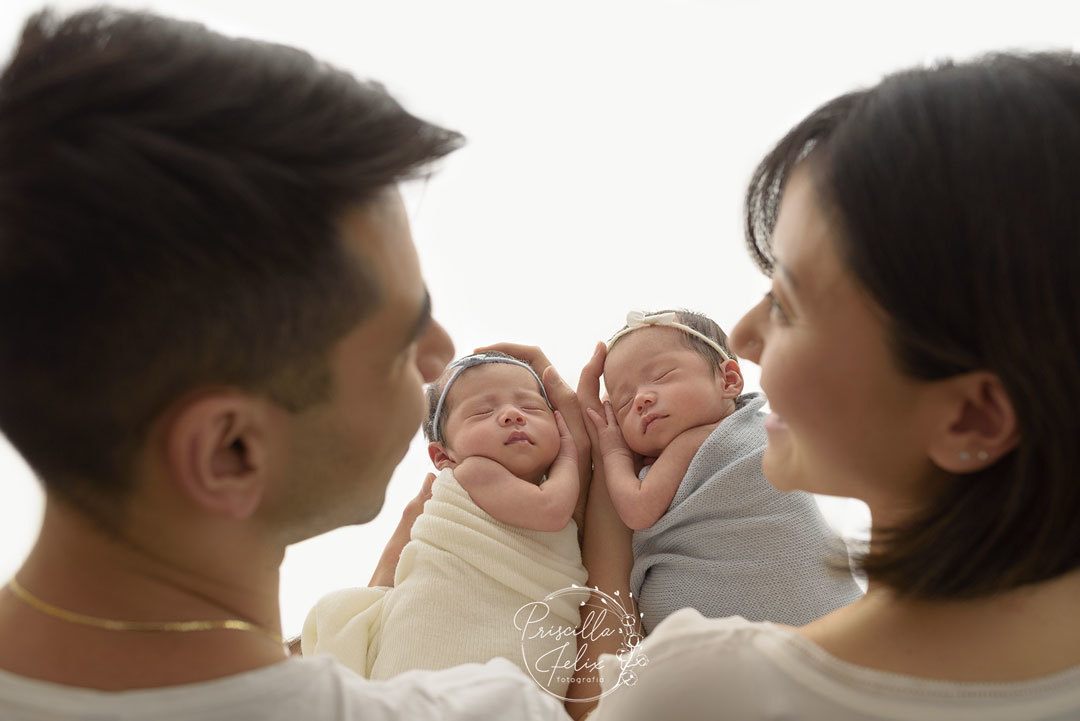 pais orgulhosos amamentação de gêmeos no ensaio newborn