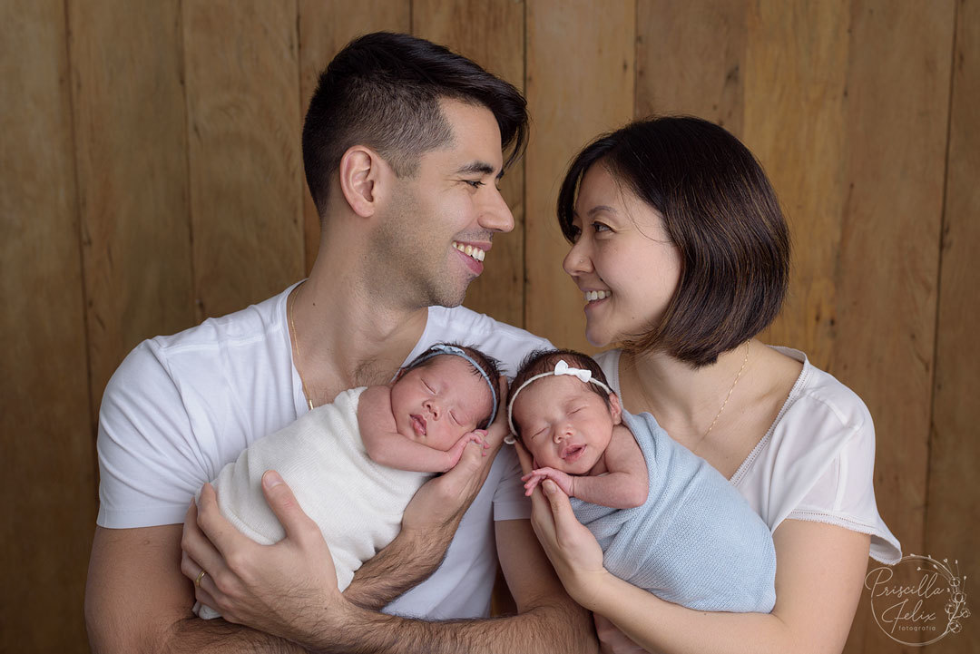 rede de apoio materna com gemelares é fundamental, olha que família linda nesse ensaio newborn