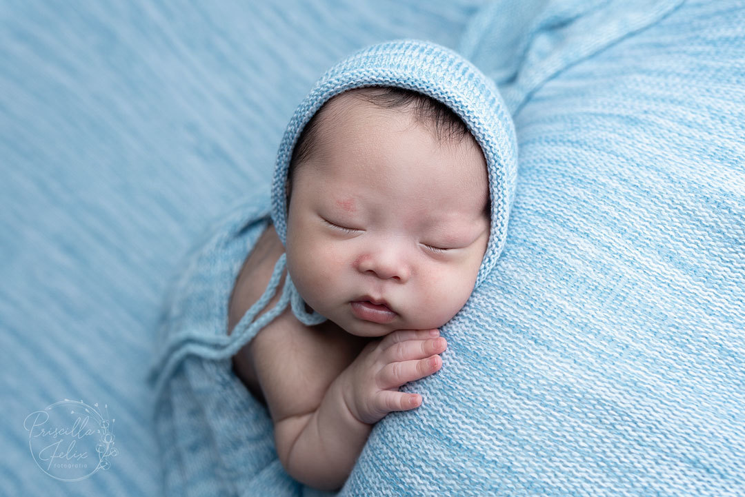 fotografia muito fofa do recém-nascido Arthur, com poucos dias de vida, dando um baile de fofura na fotógrafa Priscilla Felix, em São Paulo/SP