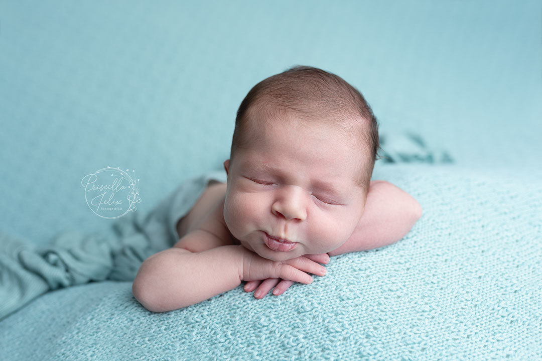 e esse bico? eu não aguento as caras e bocas que os recém-nascidos fazem durante o ensaio newborn - são lembranças que ficarão para sempre para a família.