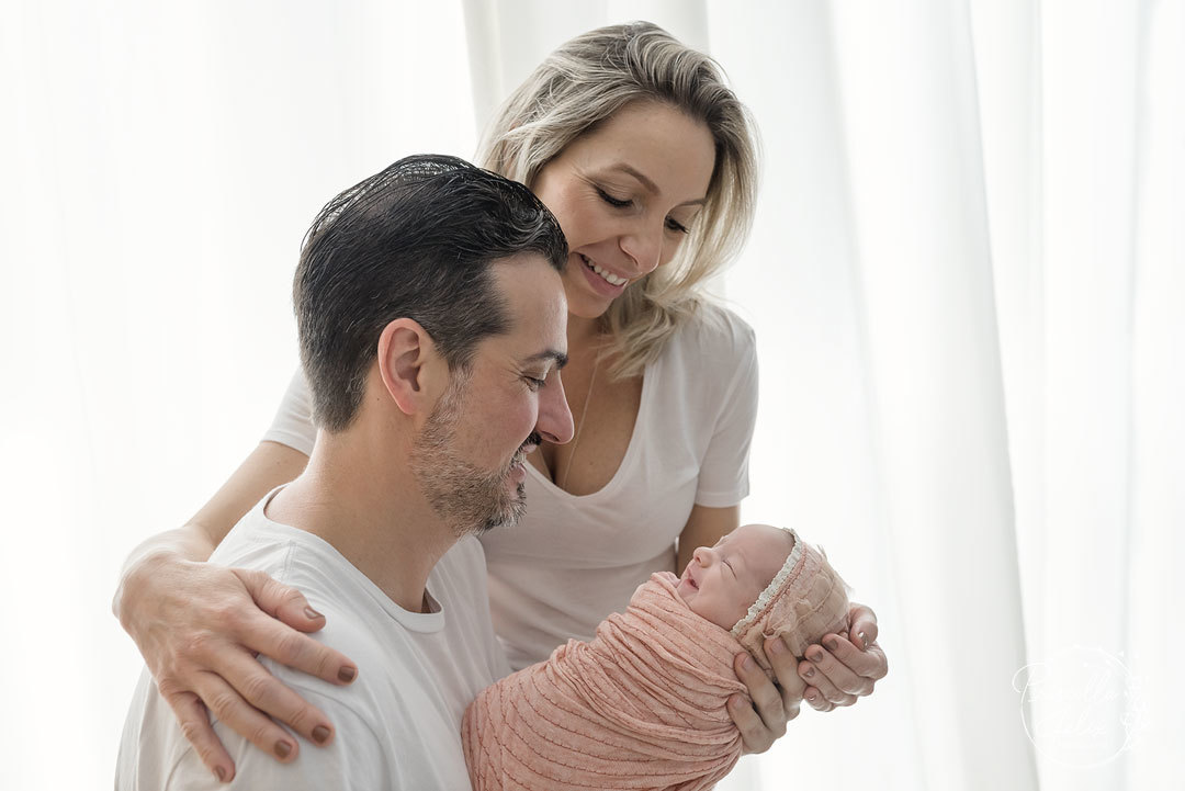 Olhem esse sorriso da récem-nascida para o papai e mamãe? Eu me encanto!em cada ensaio newborn que realizo. É muitomais que uma foto, é o início de uma vida!