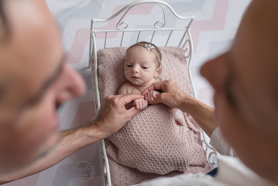 Aqui tem todo apoio e carinho que o recém-nascido precisa para crescer se sentindo amado pelas lentes da Priscilla Felix Fotografia Especializada em Newborn