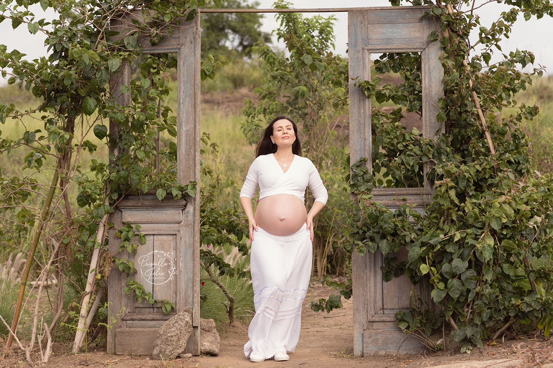 ensaio fotográfico de gestante em meio a natureza, todo poder e glória da gestação registrados pela Priscilla Felix, fotógrafa especializada em gestante e newborn