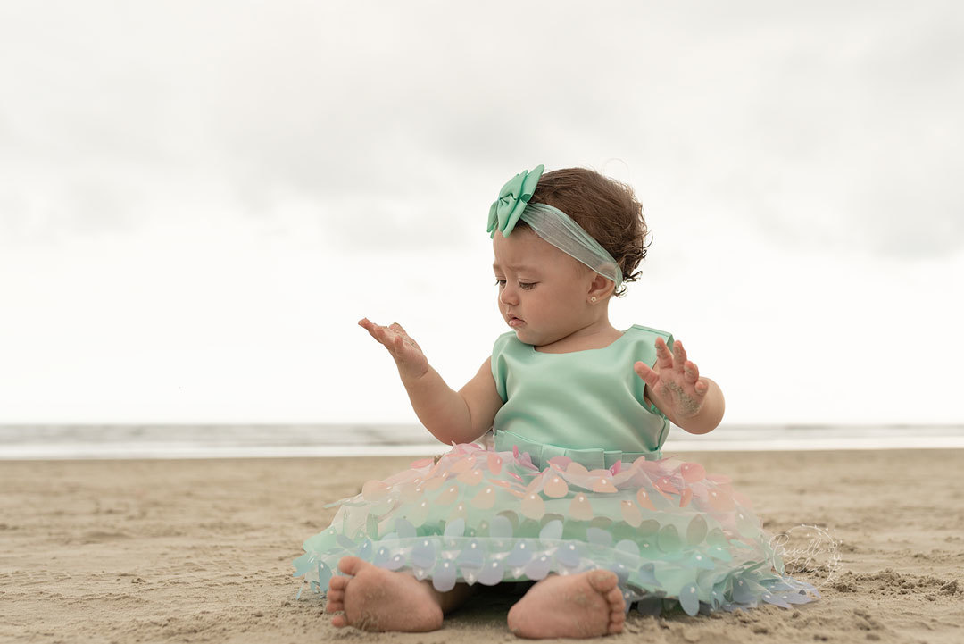 Cada a areia que estava aqui? A Marina adorou o primeiro contato com a areia da praia em seu ensaio fotográfico pela fotógrafa Priscilla Felix