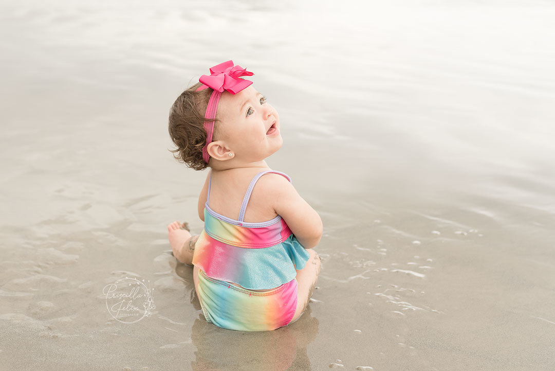 E a bebê Marina se divertindo em seu ensaio na praia? É muito gostosura!