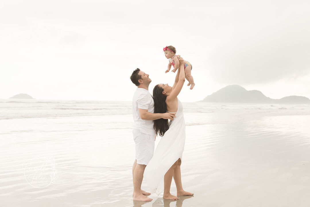 Família unida para comemorar o primeiro aniversário da Marina com direito a ensaio na praia