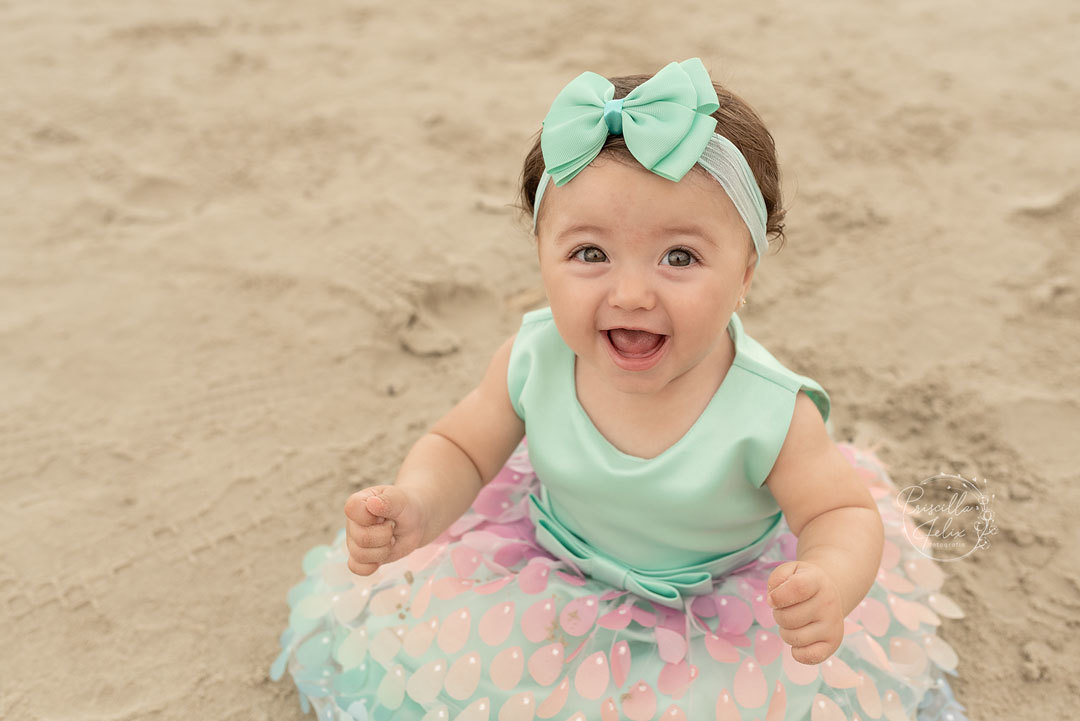 a alegria de quem se divertiu e adorou o ensaio na praia com a Priscilla Felix Fotografia