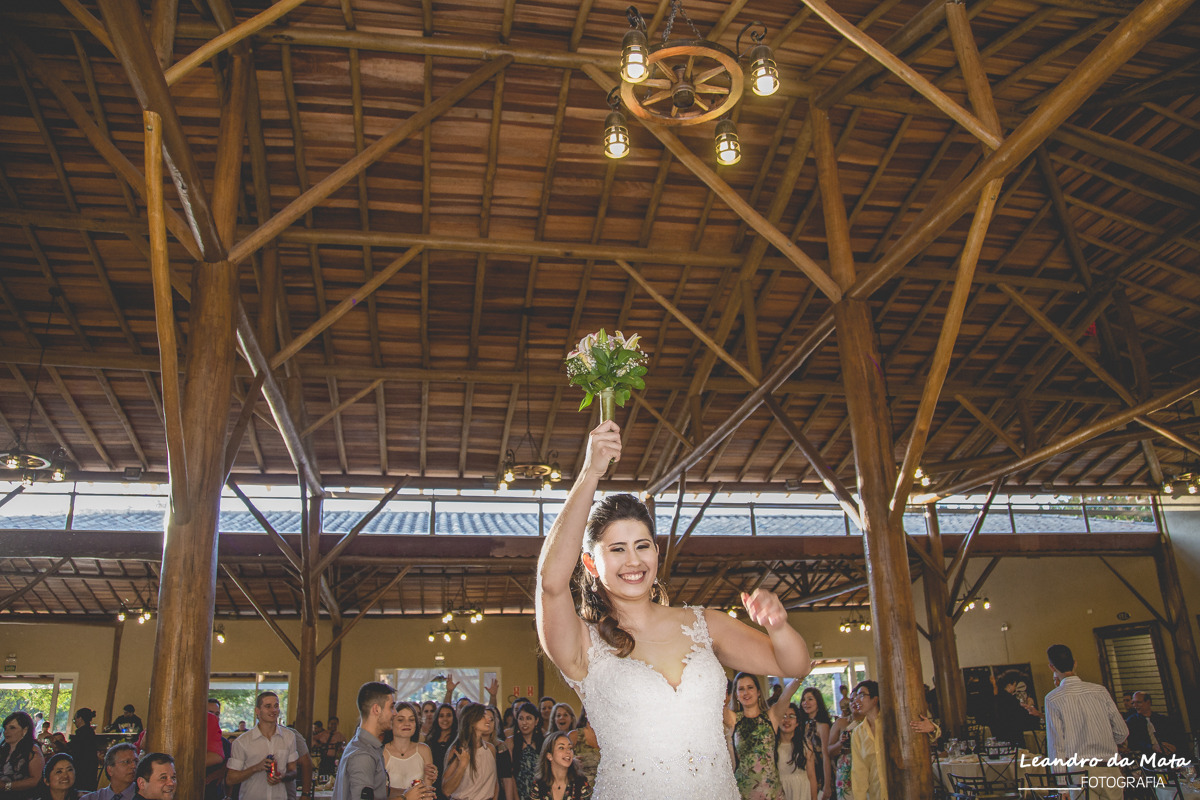 Noiva vai jogar o buque