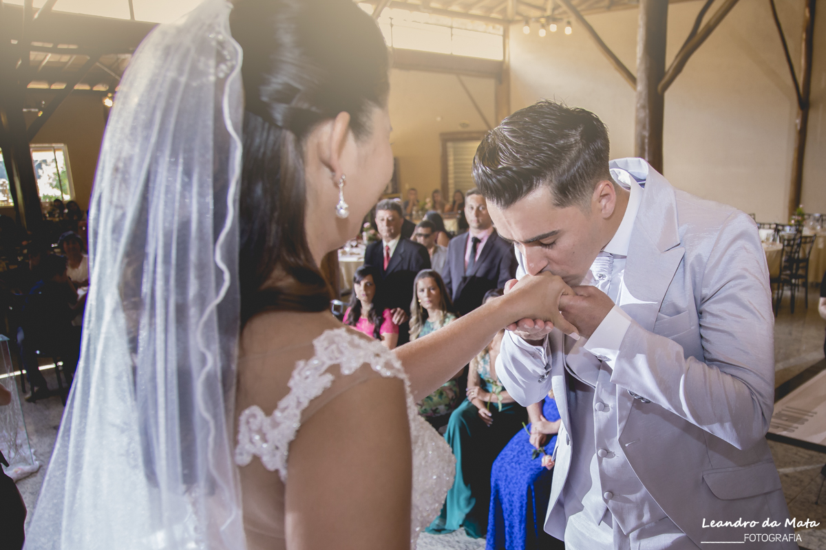 Noivo beija a aliança da Noiva