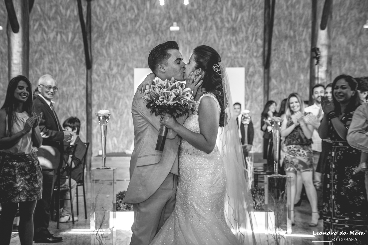 Beijo dos Noivos na Saída