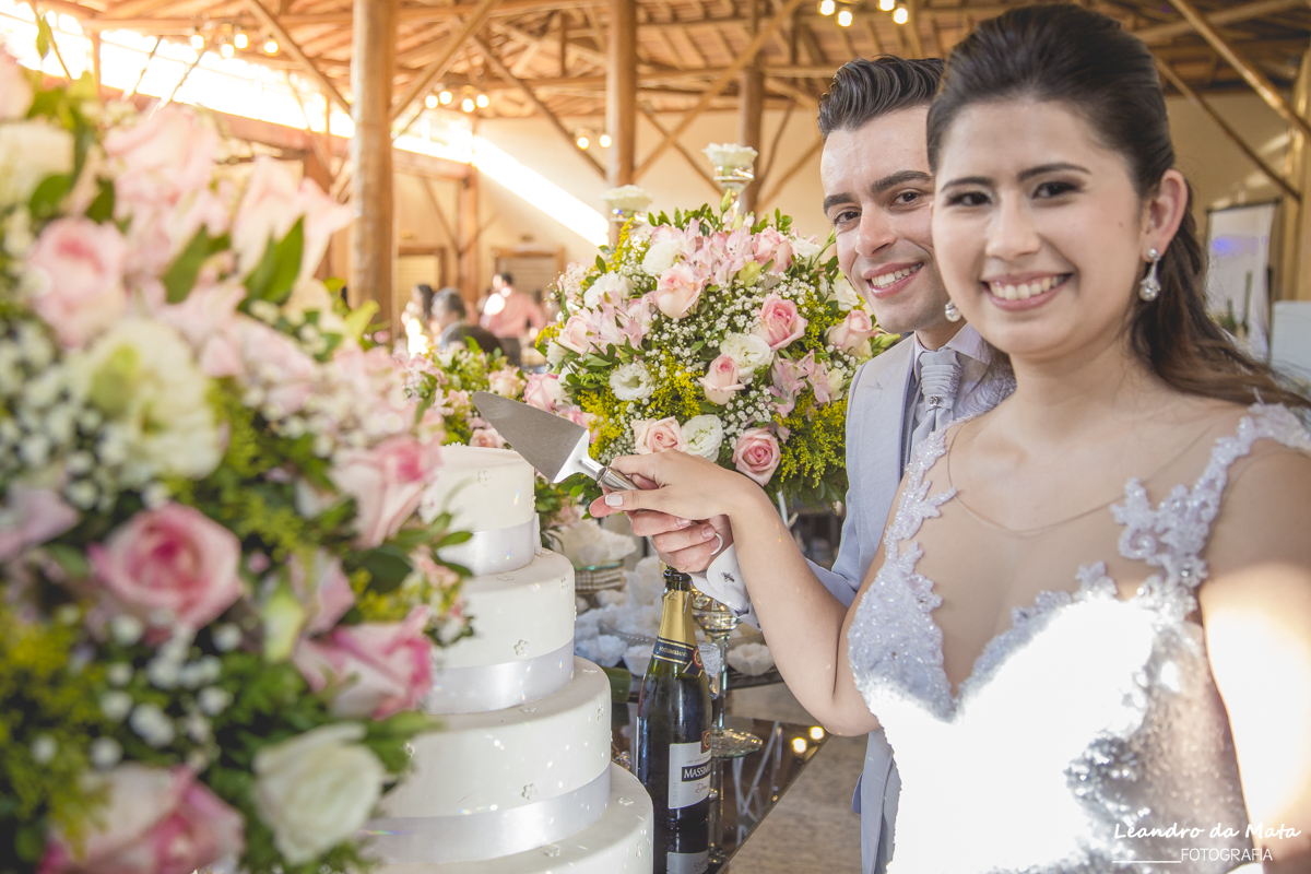 Noivos cortam o bolo