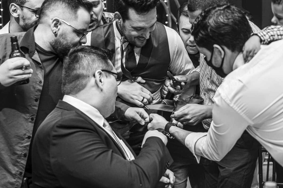 cortando gravada noivo, cortando cueca noivo