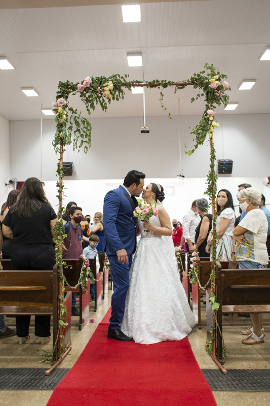 saída dos noivos, beijo noivos
