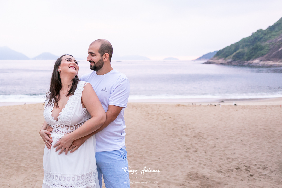 Ensaio de gestante na praia - Praia Vermelha, Urca, Rio de Janeiro - Fotógrafo de ensaios Thiago Antunes em Rio de Janeiro