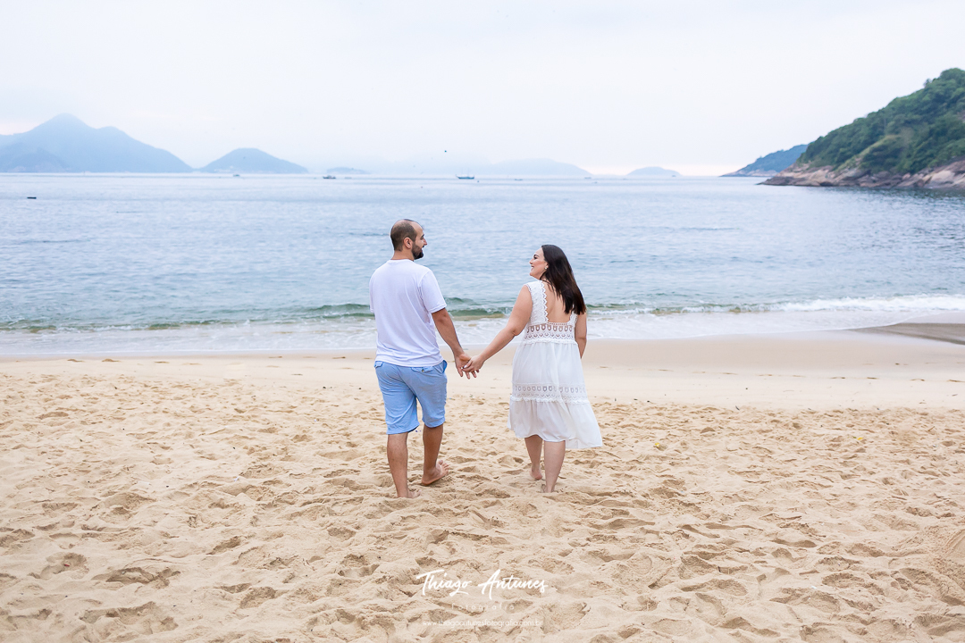 Ensaio de gestante na praia - Praia Vermelha, Urca, Rio de Janeiro - Fotógrafo de ensaios Thiago Antunes em Rio de Janeiro