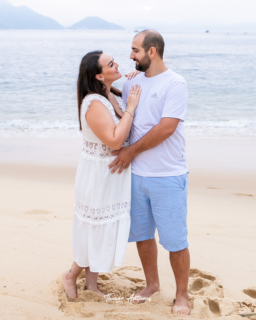 Ensaio de gestante na praia - Praia Vermelha, Urca, Rio de Janeiro - Fotógrafo de ensaios Thiago Antunes em Rio de Janeiro