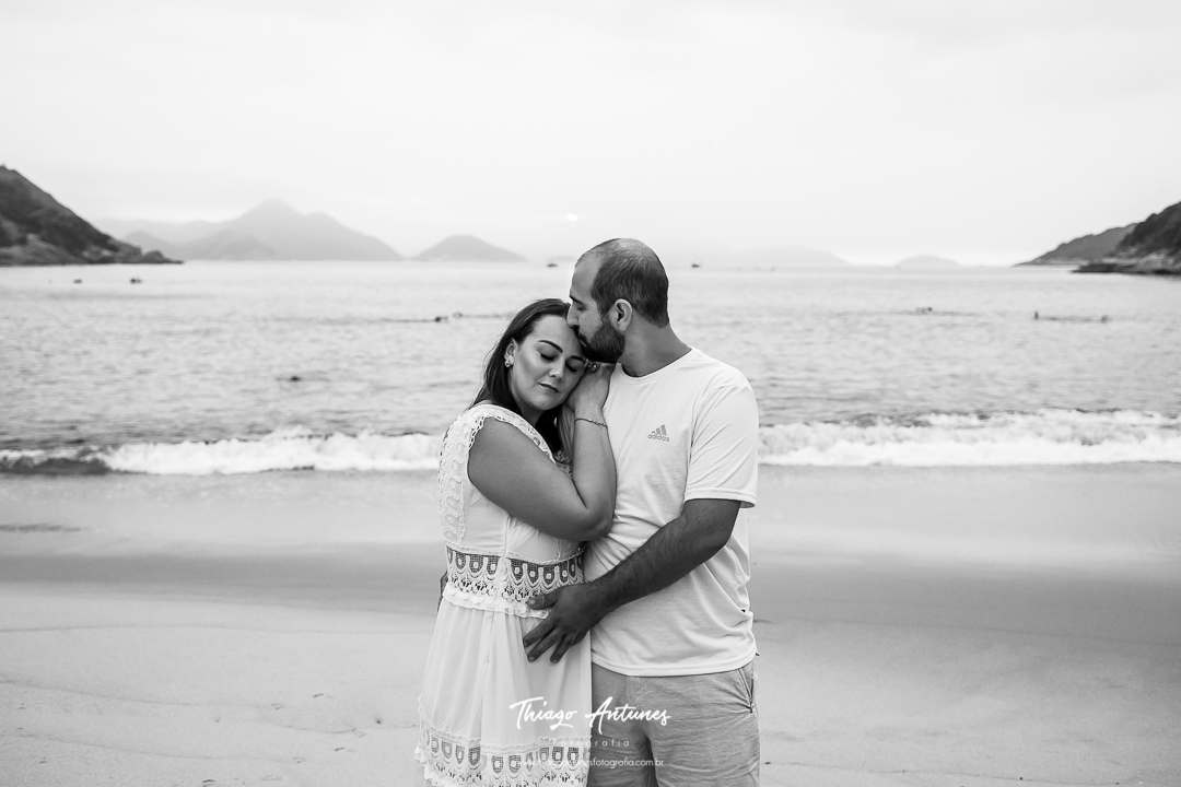 Ensaio de gestante na praia - Praia Vermelha, Urca, Rio de Janeiro - Fotógrafo de ensaios Thiago Antunes em Rio de Janeiro