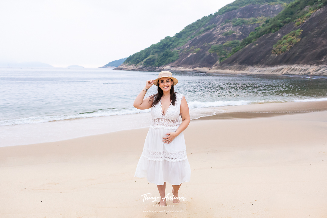 Ensaio de gestante na praia - Praia Vermelha, Urca, Rio de Janeiro - Fotógrafo de ensaios Thiago Antunes em Rio de Janeiro