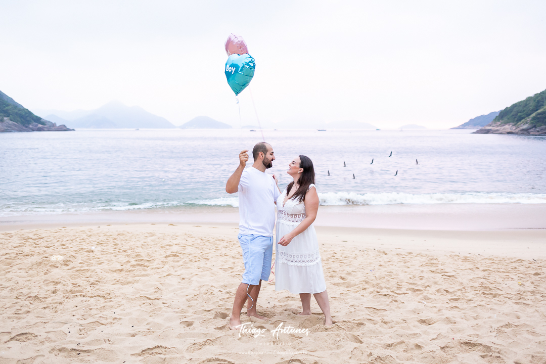 Ensaio de gestante na praia - Praia Vermelha, Urca, Rio de Janeiro - Fotógrafo de ensaios Thiago Antunes em Rio de Janeiro