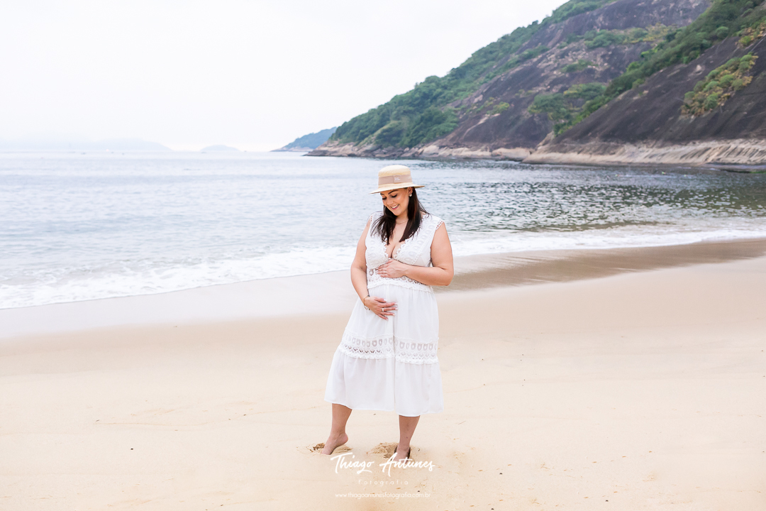 Ensaio de gestante na praia - Praia Vermelha, Urca, Rio de Janeiro - Fotógrafo de ensaios Thiago Antunes em Rio de Janeiro