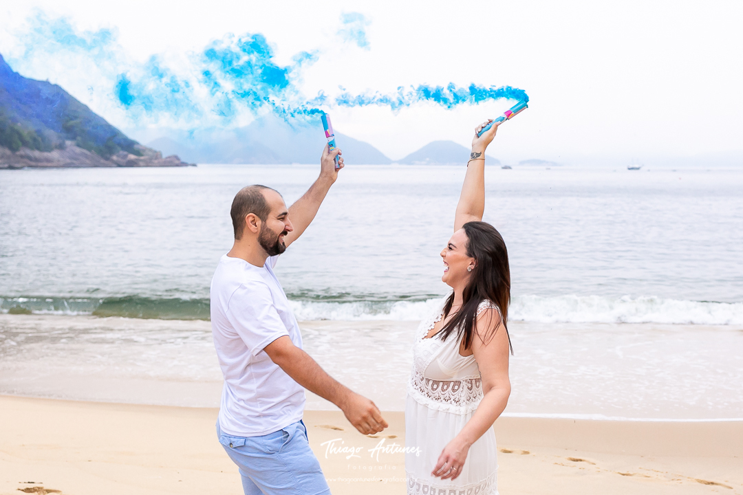 Ensaio de gestante na praia - Praia Vermelha, Urca, Rio de Janeiro - Fotógrafo de ensaios Thiago Antunes em Rio de Janeiro
