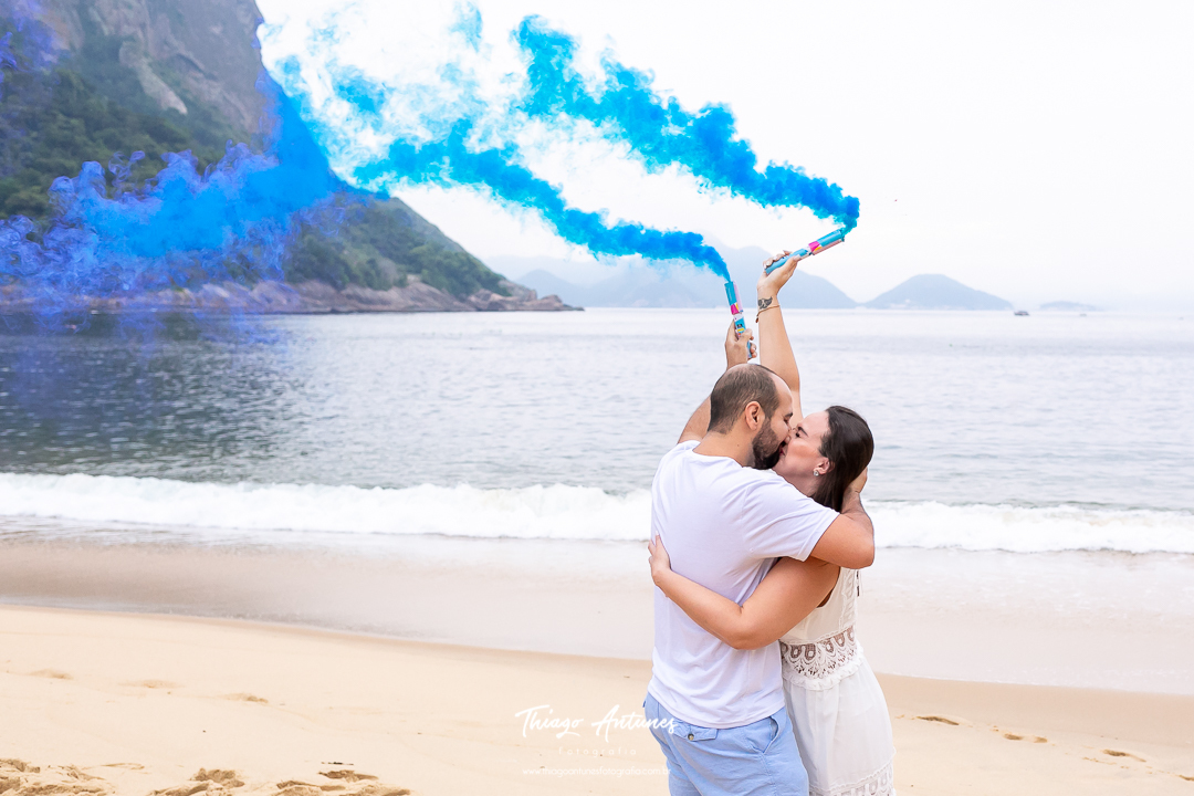Ensaio de gestante na praia - Praia Vermelha, Urca, Rio de Janeiro - Fotógrafo de ensaios Thiago Antunes em Rio de Janeiro