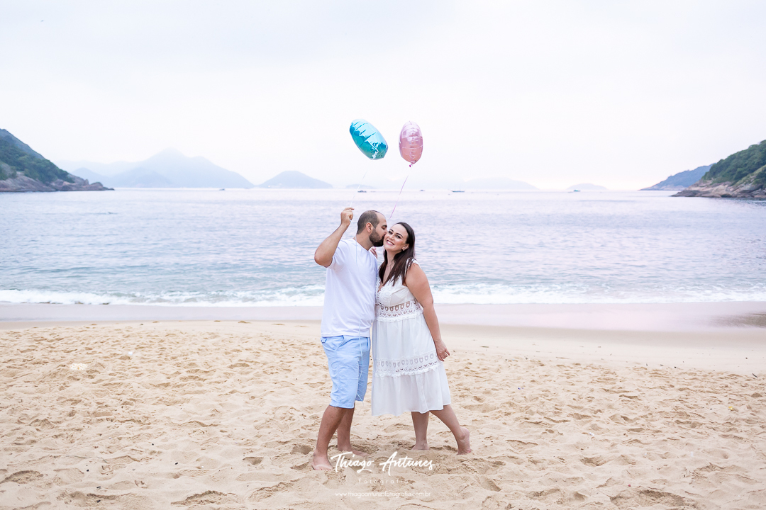 Ensaio de gestante na praia - Praia Vermelha, Urca, Rio de Janeiro - Fotógrafo de ensaios Thiago Antunes em Rio de Janeiro