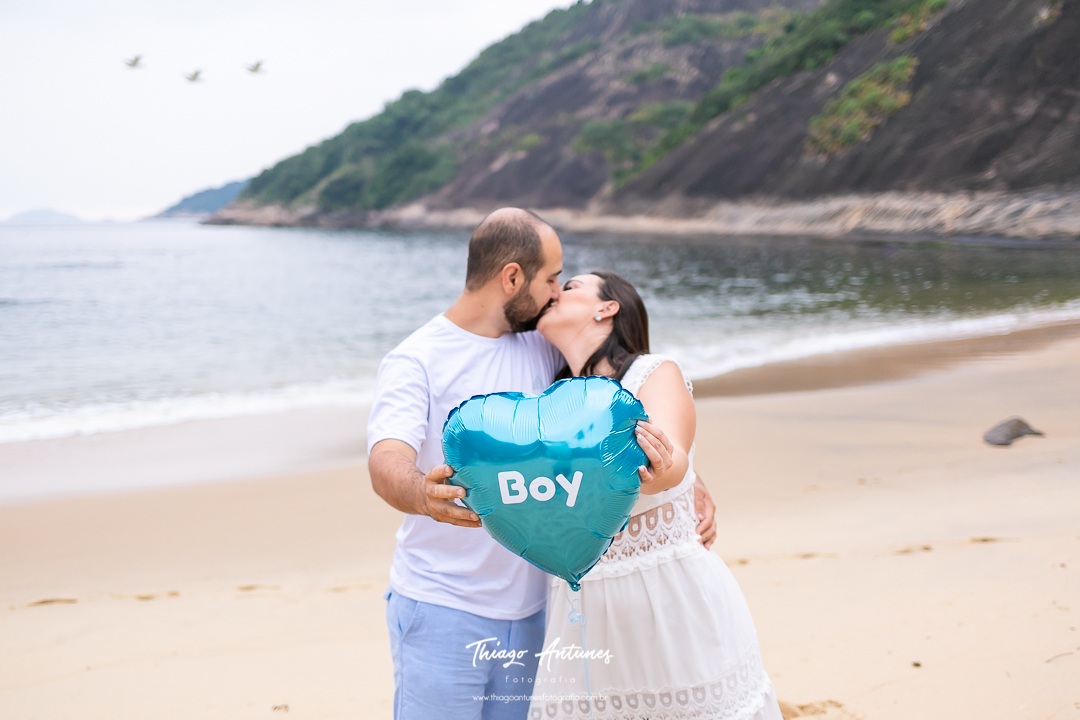 Ensaio de gestante na praia - Praia Vermelha, Urca, Rio de Janeiro - Fotógrafo de ensaios Thiago Antunes em Rio de Janeiro