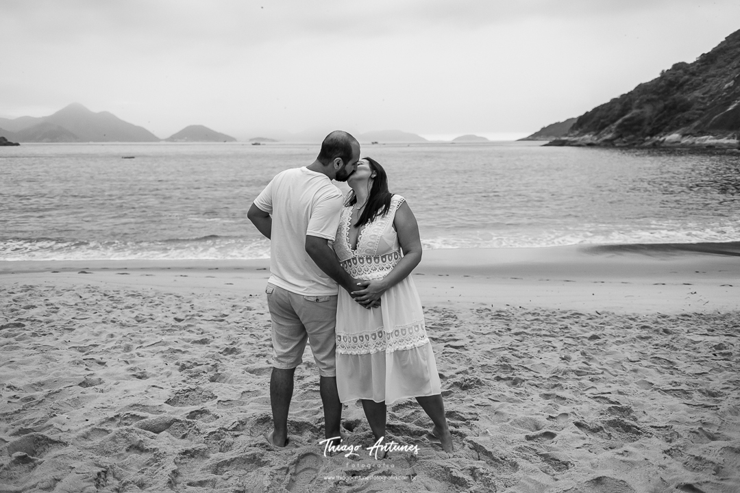 Ensaio de gestante na praia - Praia Vermelha, Urca, Rio de Janeiro - Fotógrafo de ensaios Thiago Antunes em Rio de Janeiro