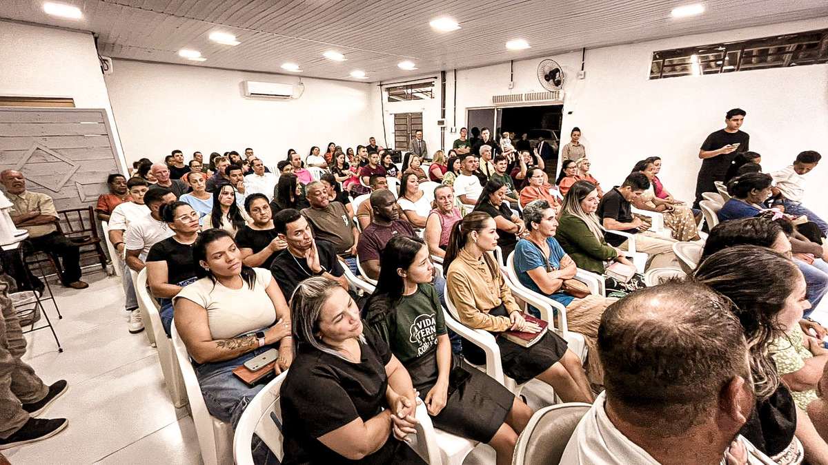igreja em atenção a palavra do Senhor