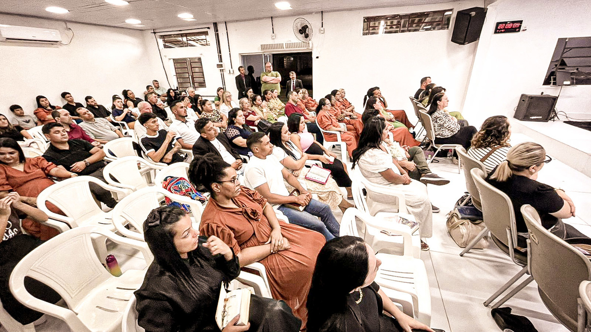 igreja em atenção a palavra do Senhor