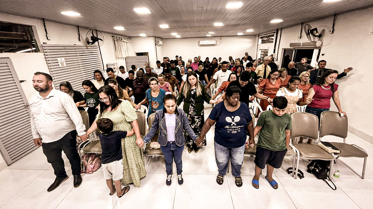 uma igreja em união em oração
