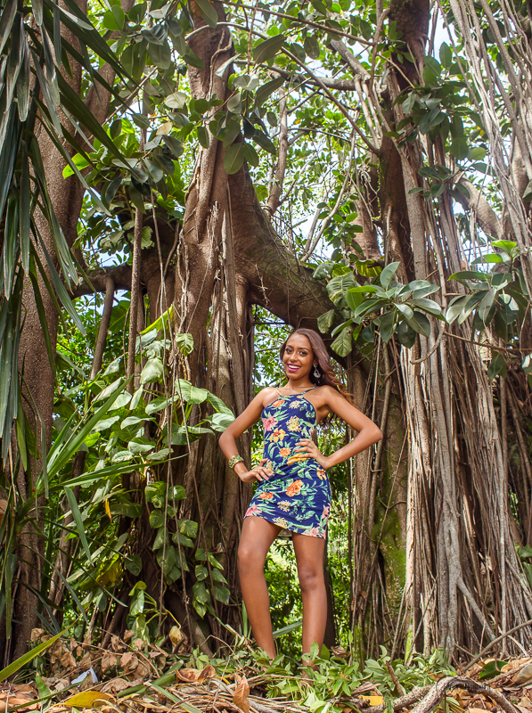 fotografia de debutante rj, debutante fazendo pose com a mão na cintura, por andré nogueira fotografia, praia de grumari