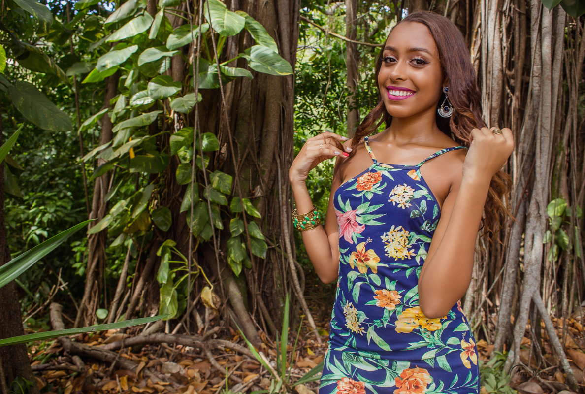 fotografia de ensaio 15 anos rj, debutante rj, noiva olhando para o fotógrafo, praia grumari, andre nogueira fotografia