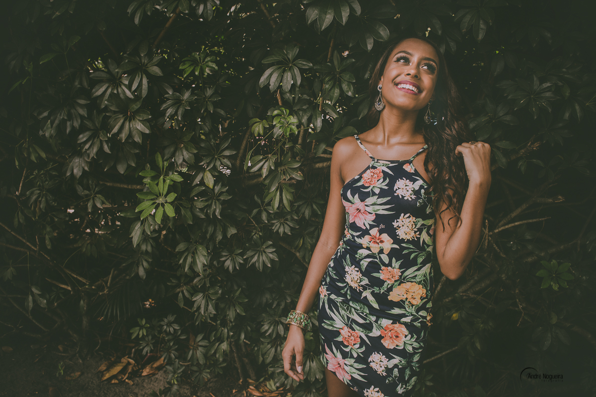 fotografia de 15 anos rj, noiva alisando o cabelo e olhando pro céu, por andré nogueira fotografia, praia de grumari rj