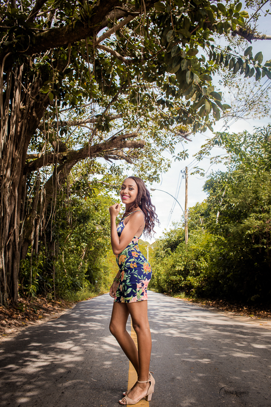 fotografia de debutante rj, ensaio 15 anos, debutante fazendo pose no meio da rua da praia de grumari, clicada por andré nogueira fotografia
