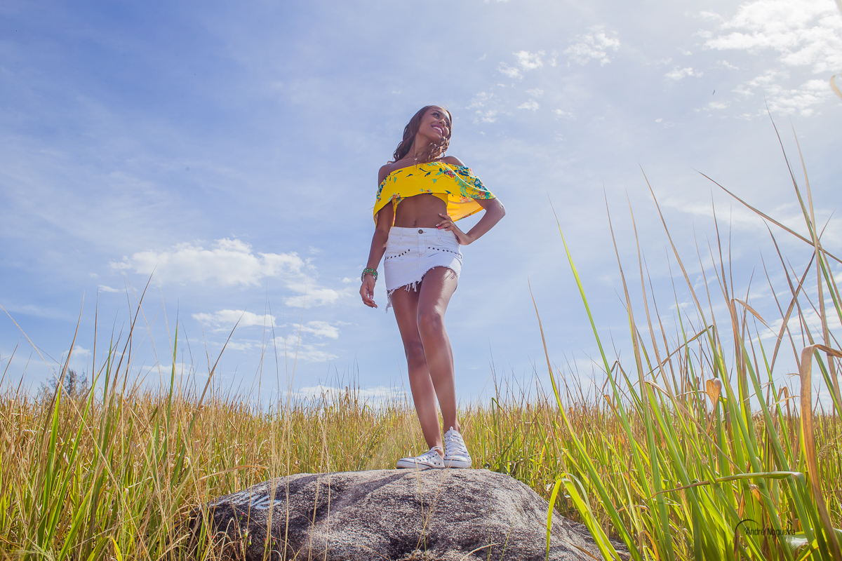 ensaio de 15 anos rj, debutante em cima da pedra no meio do mato, pria grumari rj, fotografo andré nogueira fotografia