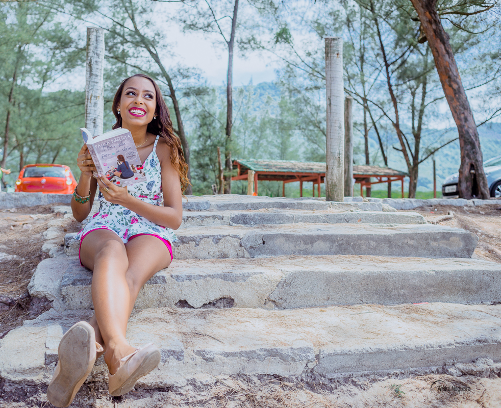 fotografia de 15 anos, ensaio 15 anos rj, debutante sentada com o livro na mão, praia de grumari, andré nogueira fotografia