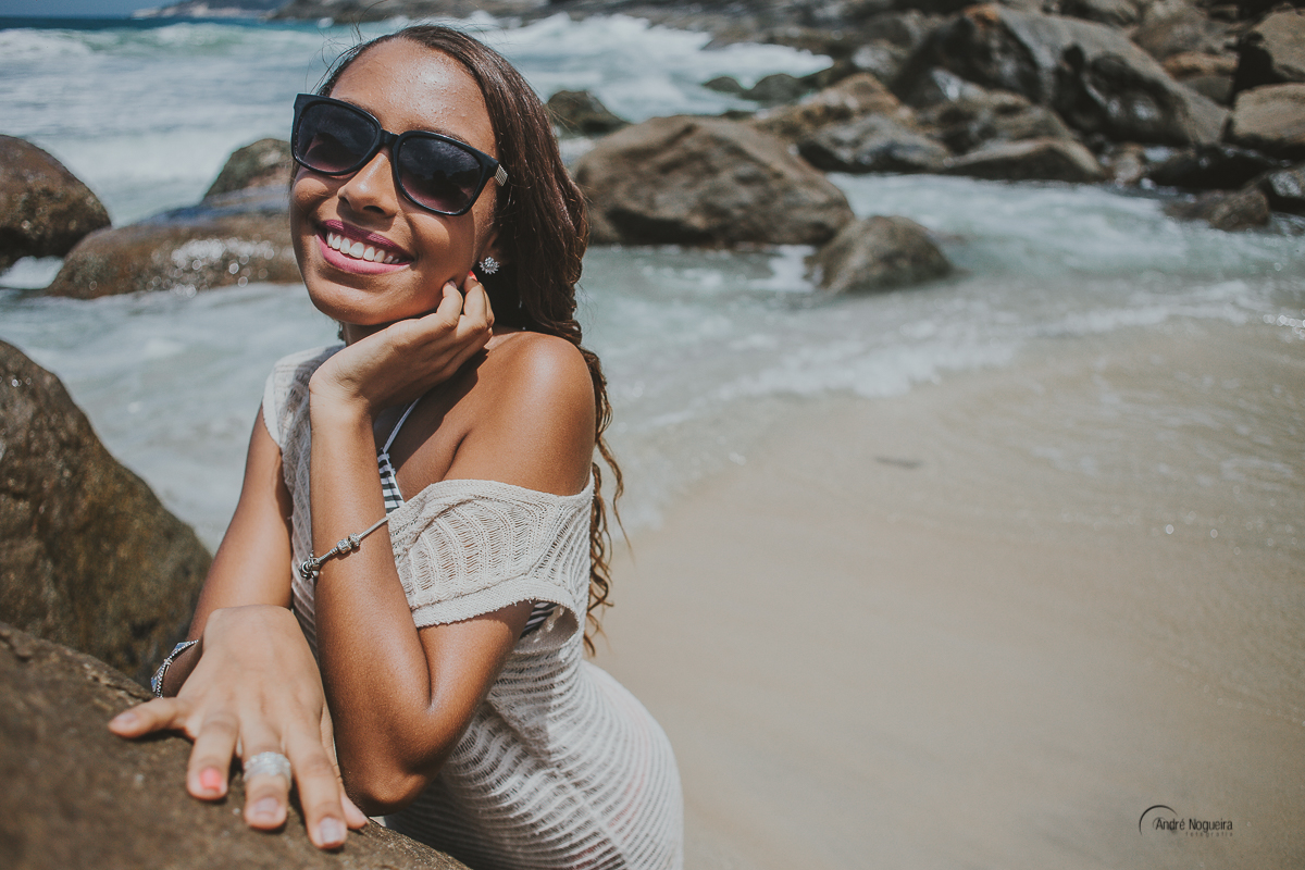 debutante rj, debutante encostada na pedra da praia do secreto, foto por andré nogueira fotografia