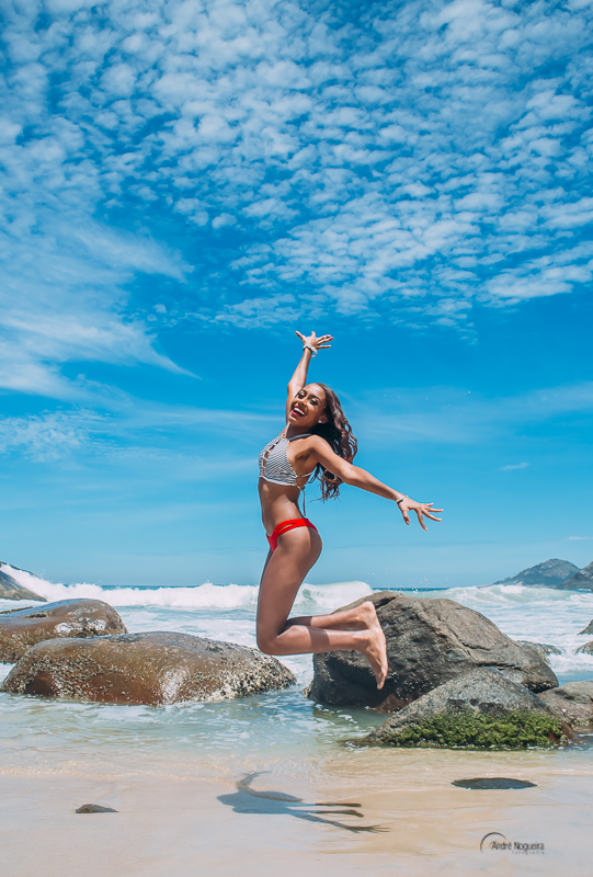 festa de 15 anos rj, debutantes rj, debutante pulando na areia da praia do secreto rj, clicada por andré nogueira fotografia