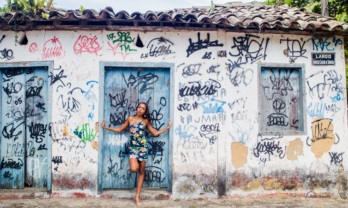 debutante rj, ensaio de 15 anos, debutante encostada na porta pixada, praia de grumari, andre nogueira fotografia