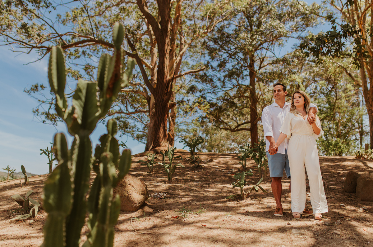 casal rj abraçado no jardim ecológico do uaná etê ensaio pré casamento fotografado pelo fotografo de casamento Rj André Nogueira Fotofografia