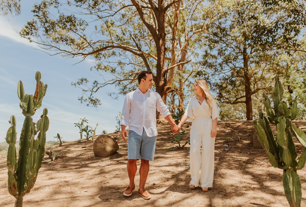 casal de mãos dadas pelo jardins do jardim ecológico uaná etê ensaio pré casamento feito por andré nogueira fotografia fotografo de de casamento do vale dos sonhos campo grande
