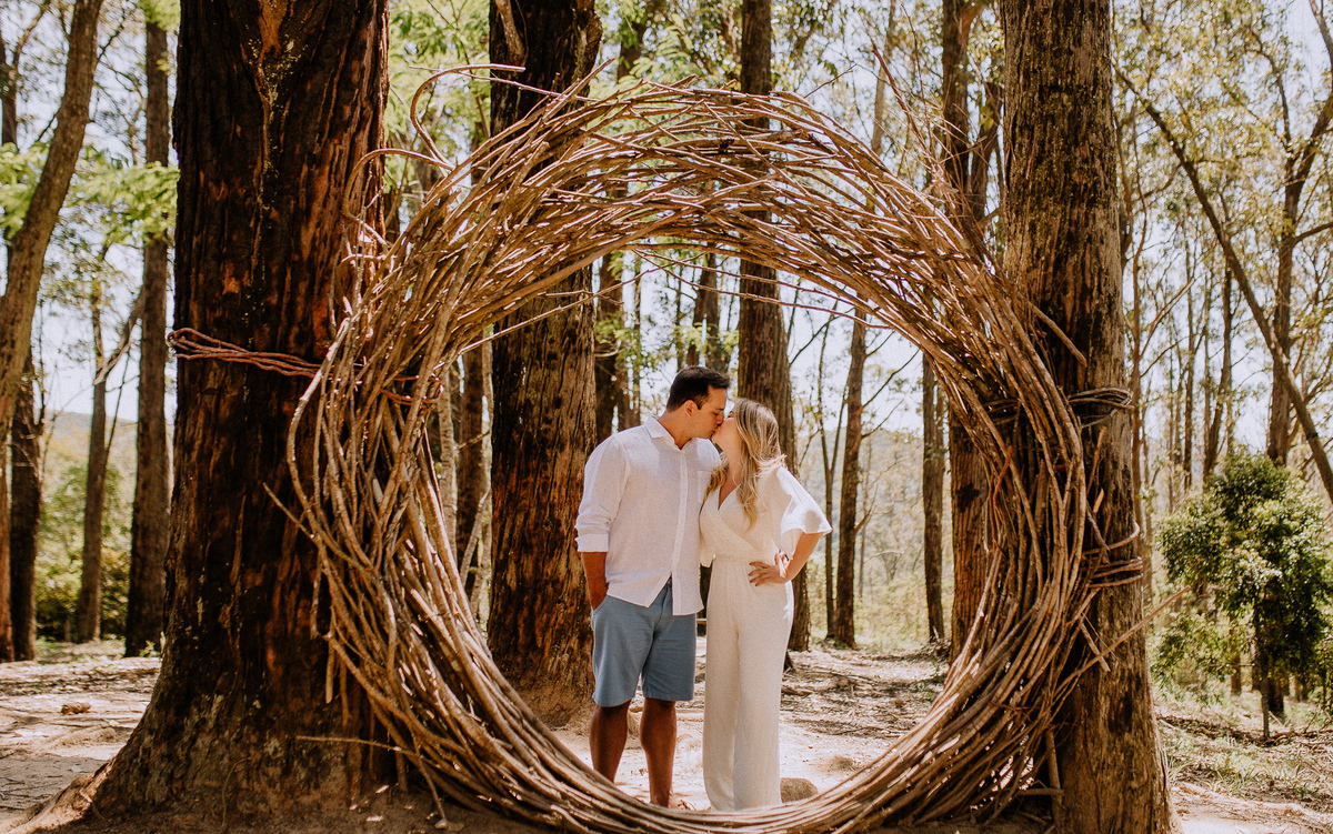 casal se beijando no jardim ecológico Uaná etê para o ensaio pré casamento realizado por André Nogueira Fotografia fotógrafo de casamento no salão vale dos sonhos e Jardins em campo grande