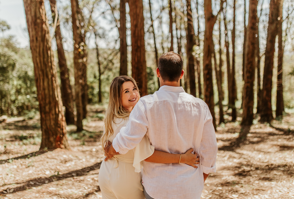 casal caminhando abraços pelo jardim ecologico uaná etê durante o ensaio pré casamento rj por fotógrafo de casamento rj André Nogueira fotografia fotografo oficial do salão vale dos sonhos campo grande