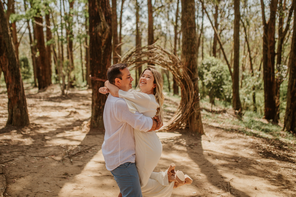 no jardim do uaná etê, casal rj se abraçam e giram, fotografados durante o ensaio pré casamento rj, fotógrafo de casamento rj e fotógrafo oficial do salão vale dos sonhos e Vale Jardins André Nogueira fotografia