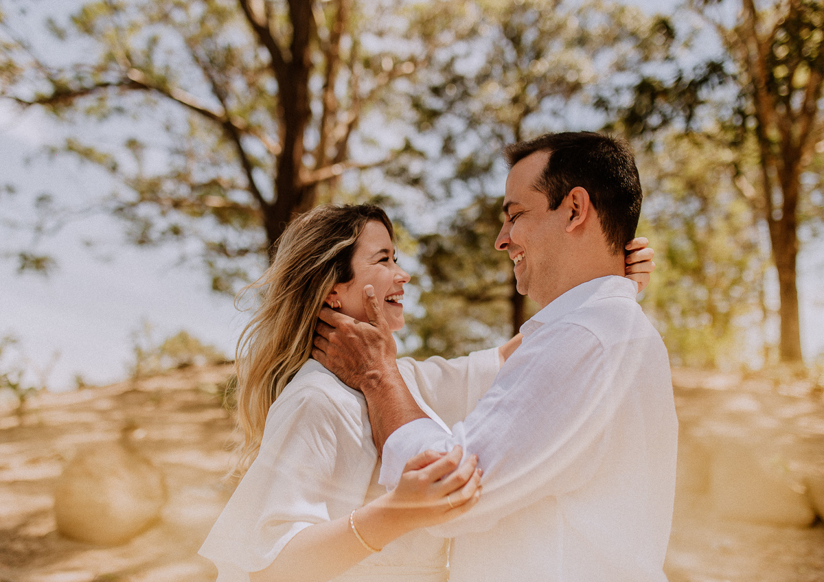 ensaio casal rj no jardim ecológico do uana ete casal se olhando e fotografado pelo fotografo de casamentos andre nogueira fotografia