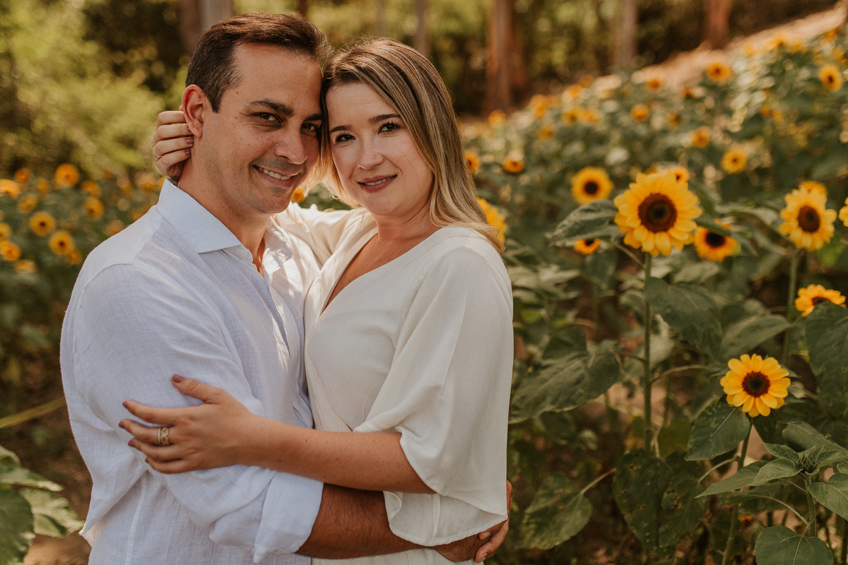no lindo campo de girassóis do jardim ecológico uaná etê ensaio pré casamento rj fotografo de casamento rj Vale dos Sonhos campo grande André Nogueira Fotografia